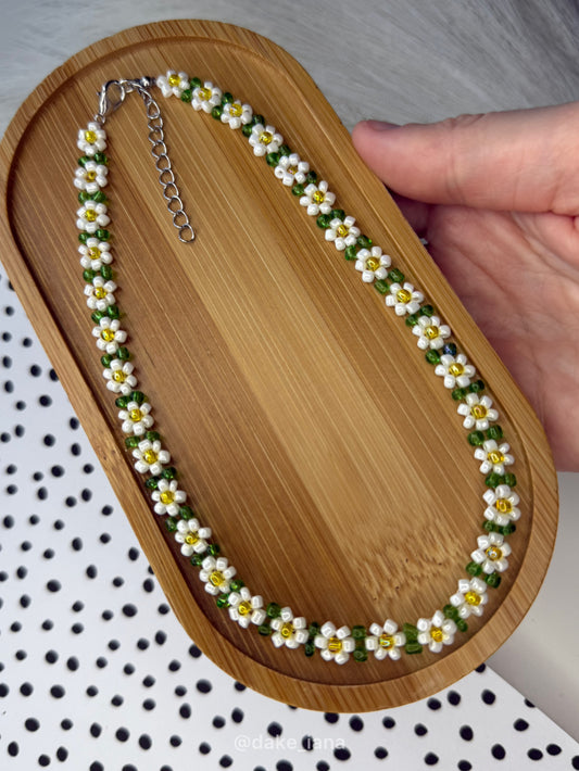 Beaded necklace with daisies