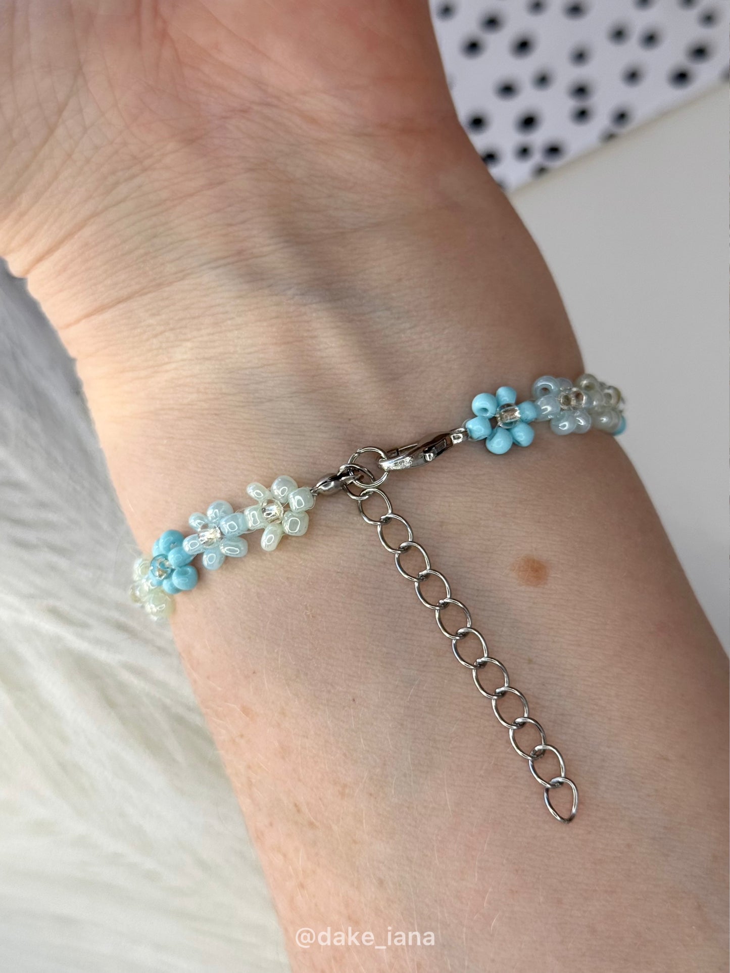 Blue Beaded Flower Bracelet, Daisy Bracelet, Handmade Floral Bracelet, Minimal Summer Jewelry, Adjustable Stainless Steel Clasp