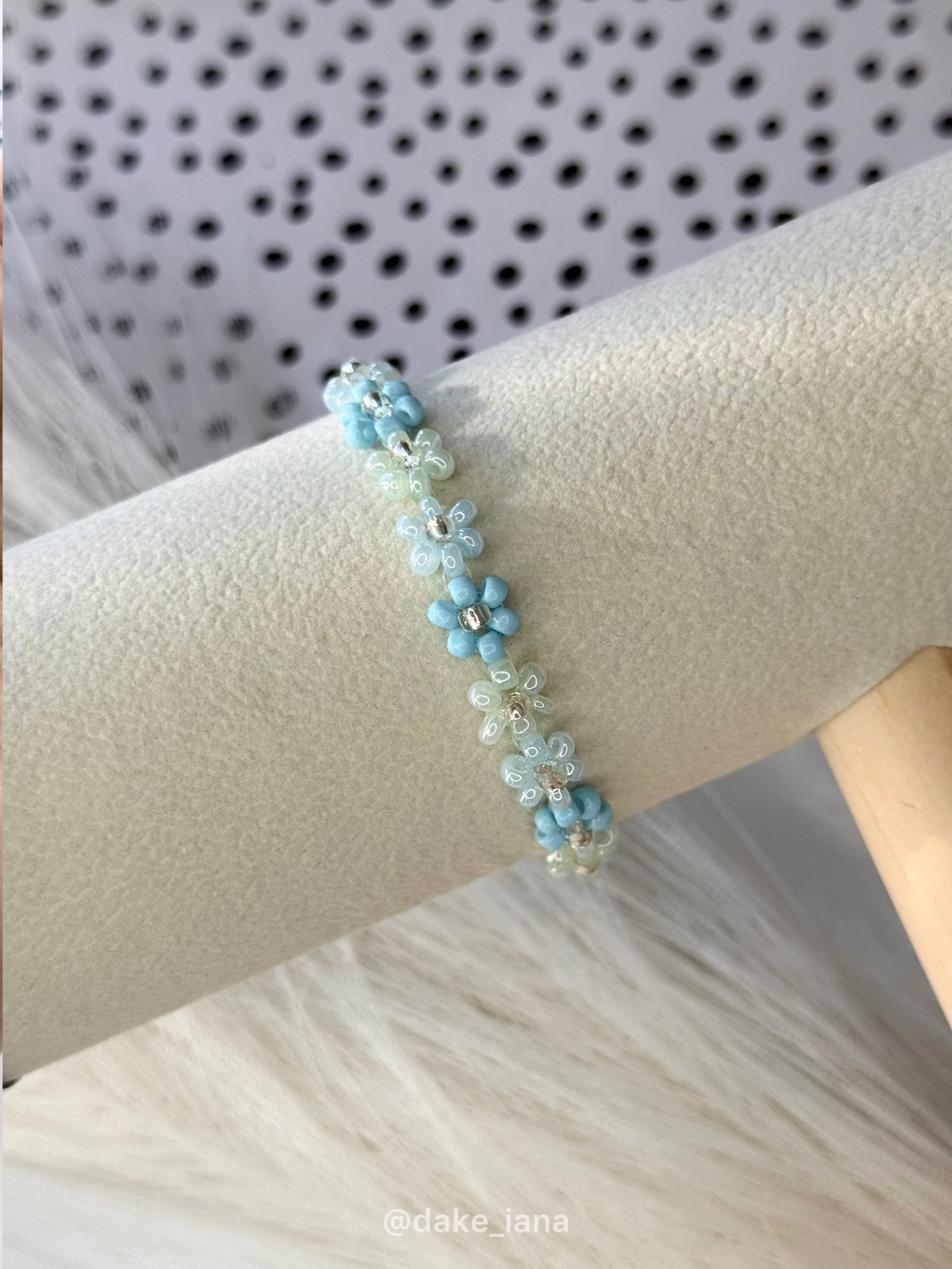 Blue Beaded Flower Bracelet, Daisy Bracelet, Handmade Floral Bracelet, Minimal Summer Jewelry, Adjustable Stainless Steel Clasp
