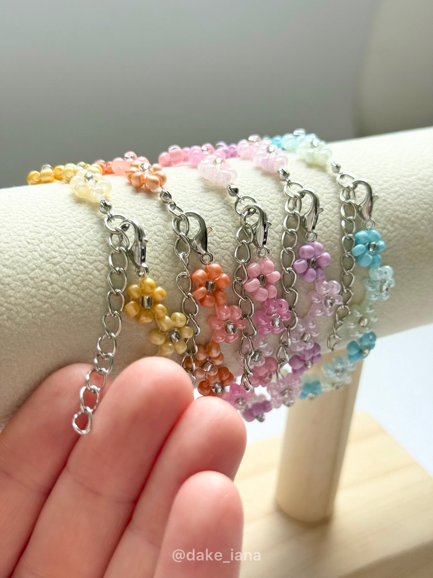 Daisy Beaded Bracelet – Handmade Floral Bracelet, Zigzag Flower Design, Adjustable