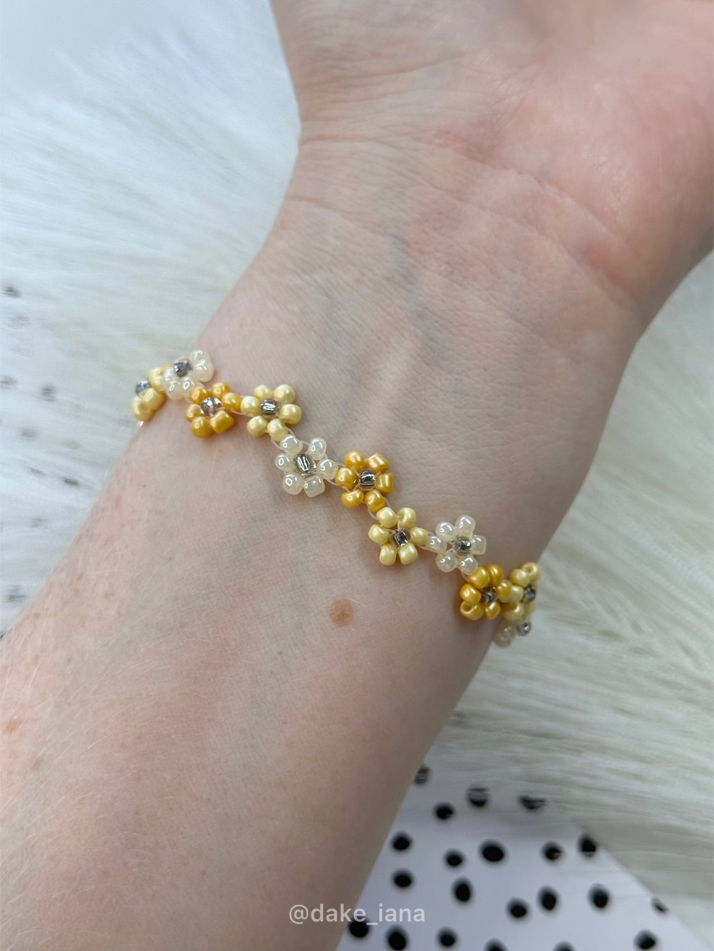 Daisy Beaded Bracelet – Handmade Floral Bracelet, Zigzag Flower Design, Adjustable
