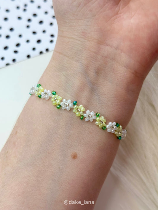 Seed Bead Flower Bracelet White Pale Yellow Daisies Handmade Dainty Adjustable Heart Charm Sunny Jewelry